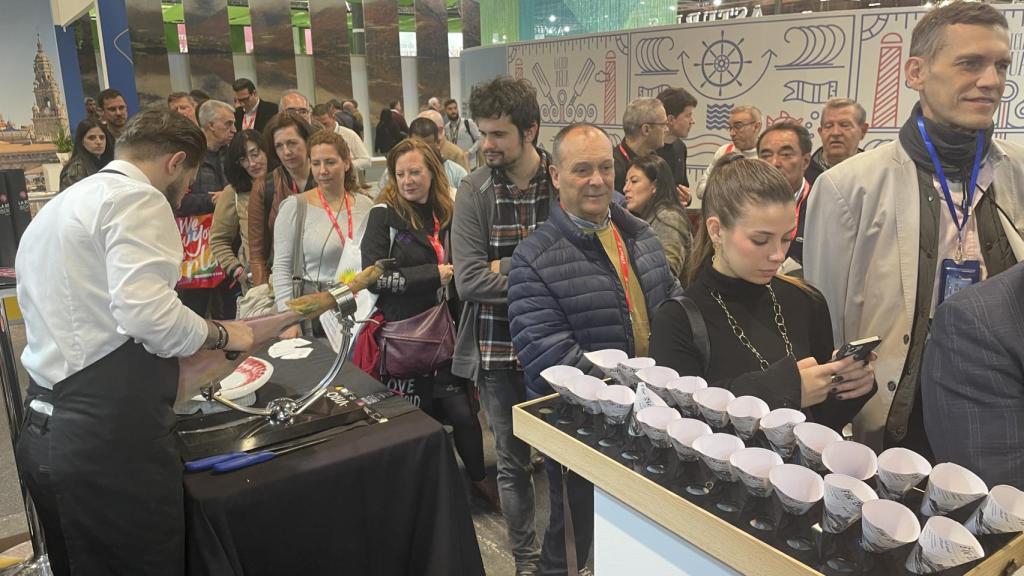 Asistentes al stand de Guijuelo en Fitur de la pasada edición