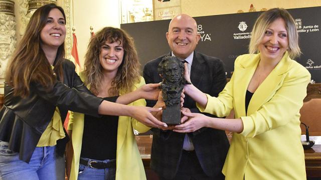 Blanca Jiménez y Jesús Julio Carnero junto a Valquiria Teatro