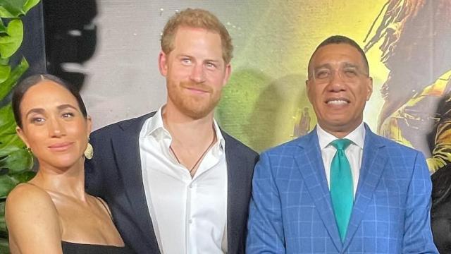 Harry, Meghan Markle y Andrew Holness.