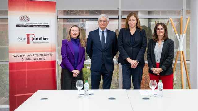 Firma del convenio de colaboración 'Raíces'.