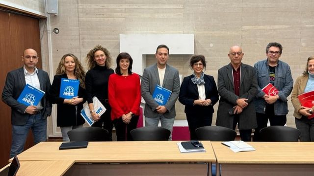 Foto de familia de la comisión de seguimiento del Acuerdo de Mejoras.