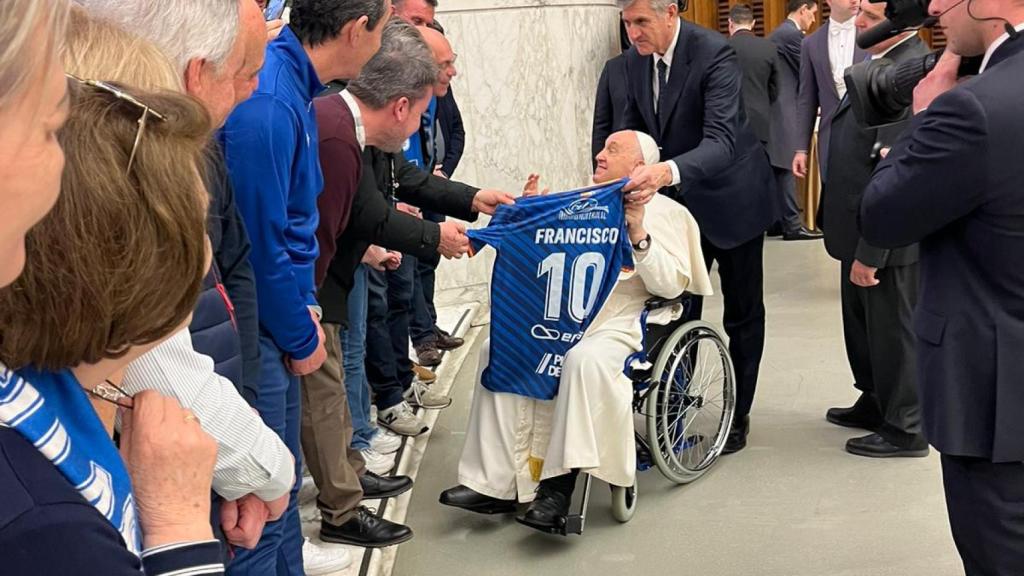 El Yugo Socuéllamos entregó al Papa Francisco una camiseta del equipo por su centenario.