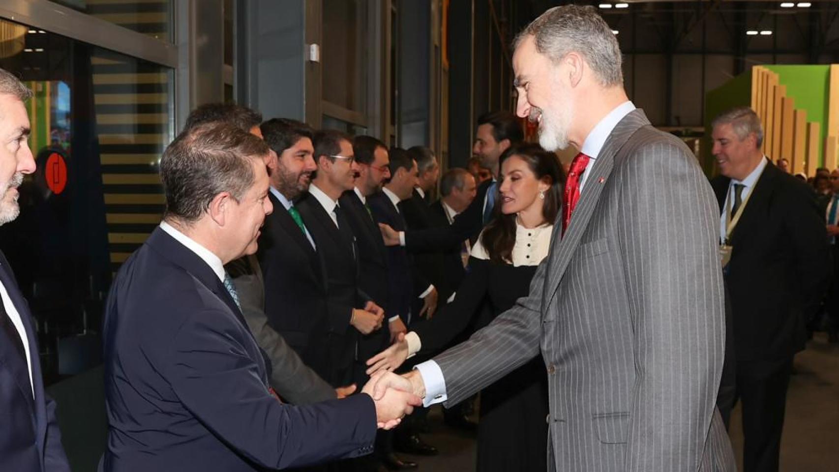 García-Page saludando a los reyes.