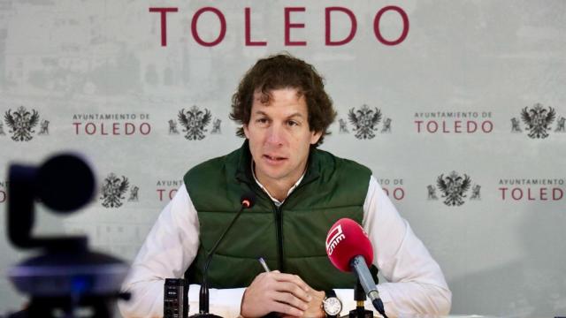 El concejal del Río Tajo, Medio Ambiente y Deportes de Toledo, Rubén Lozano, en rueda de prensa