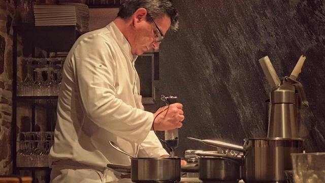 El chef Víctor Sánchez-Beato preparando una de sus elaboraciones.