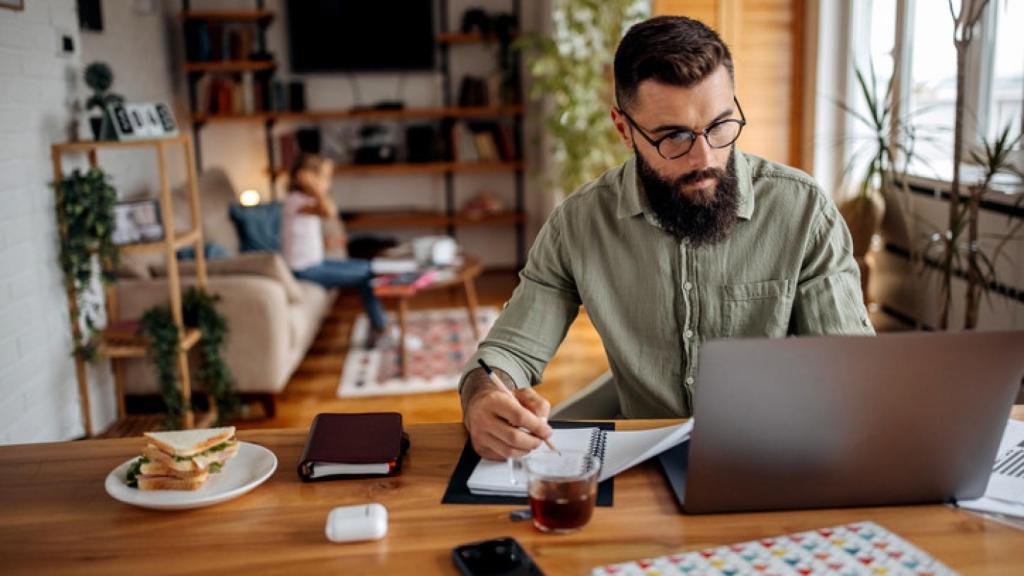 Trabajador autónomo trabajando desde casa