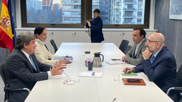 Imagen de la reunión entre José Luis Escrivá, ministro para la Transformación Digital y de la Función Pública, con Ricardo Borras, presidente del sindicato CSIF.
