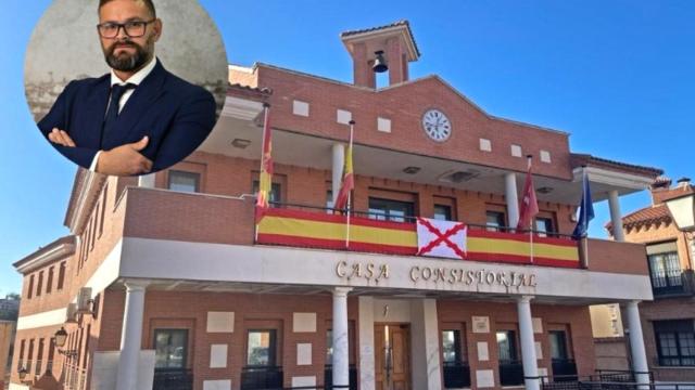 El edil 'no adscrito' Daniel Moreno junto a una imagen del Ayuntamiento de Los Santos de la Humosa.