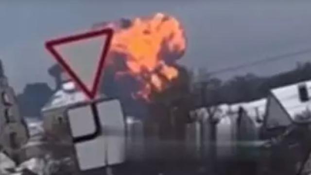 La explosión tras estrellarse el Ilyushin-76 del ejército ruso este miércoles.