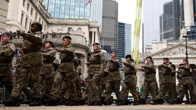 Cadetes del ejército participan en un desfile durante el espectáculo del Lord Mayor en Londres.