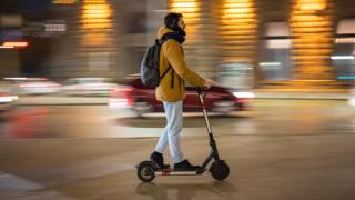 Un usuario montando en patinete eléctrico.