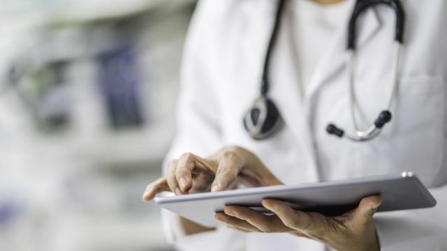 Esto es lo que cobra un médico en Asturias: sueldo base y guardias