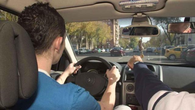 Un joven en una clase de conducir.