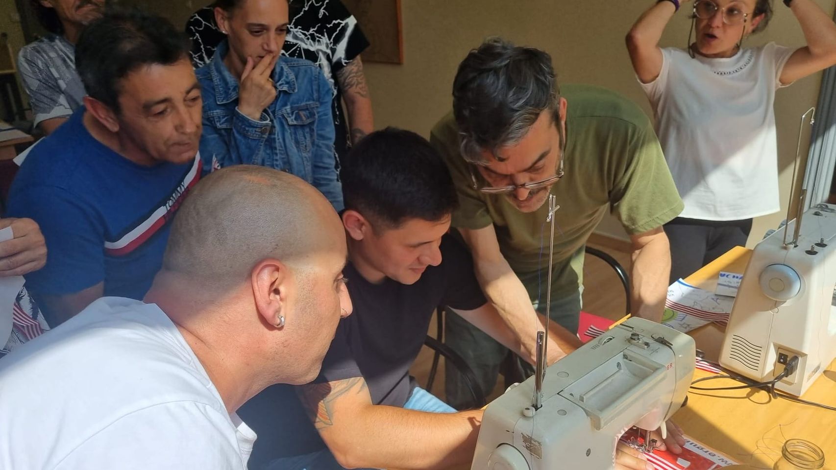 Usuarios de las viviendas de acogida de Érguete en una formación.