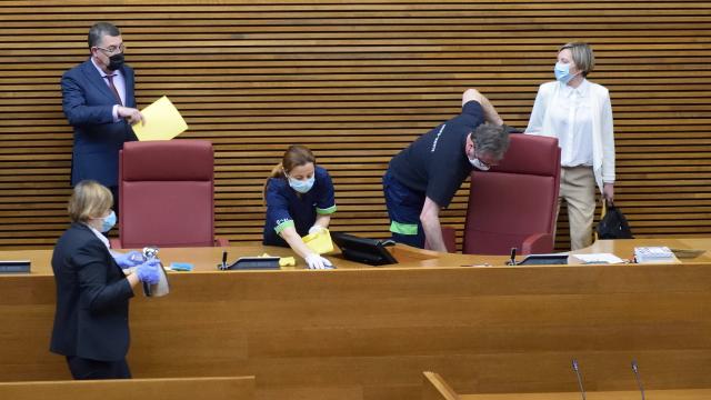 Trabajadores del servicio de limpieza de las Cortes Valencianas durante la pandemia. EE