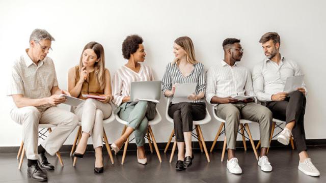 Candidatos esperando para una entrevista de trabajo.