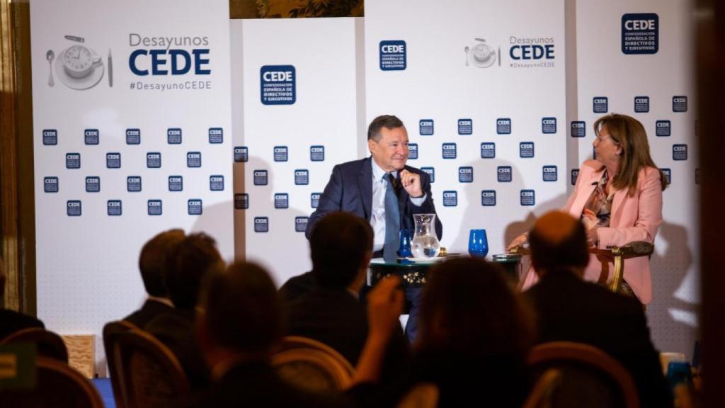 Ángel Simón durante una intervención en un desayuno de CEDE.
