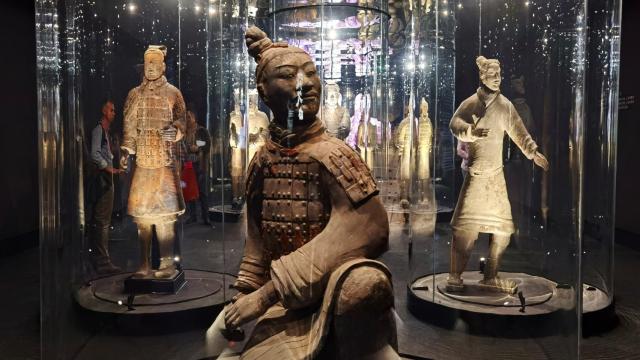 El diseño de Ángel Rocamora utiliza cápsulas circulares por primera vez con estas figuras de terracota.