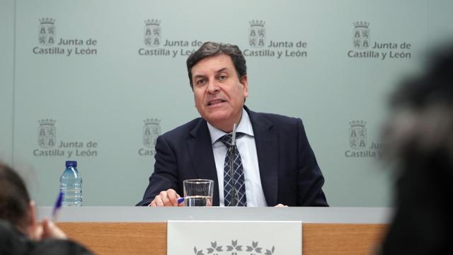 El consejero de Economía y Hacienda y portavoz, Carlos Fernández Carriedo, comparece en rueda de prensa posterior al Consejo de Gobierno.