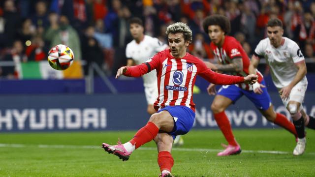 Griezmann falla el penalti ante el Sevilla.