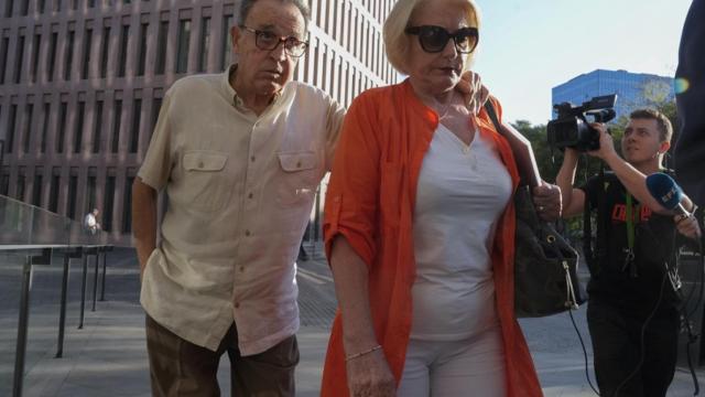 El exvicepresidente del Comité Técnico de Árbitros (CTA) José María Enríquez Negreira, acompañado de su esposa