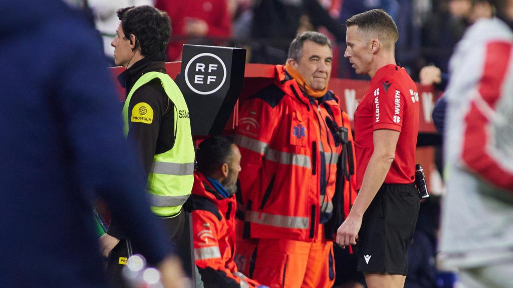 Hernández Hernández, durante una revisión en el monitor del VAR