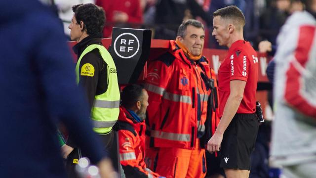 Hernández Hernández, durante una revisión en el monitor del VAR