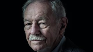 'Tres enigmas para la Organización', de Eduardo Mendoza: una tronchante parodia del género policiaco