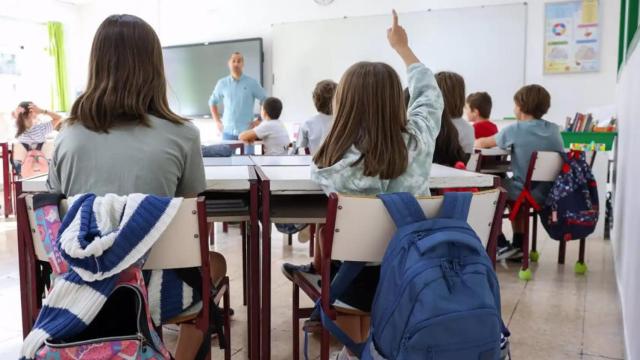 Imagen de archivo de un profesor dando clase.