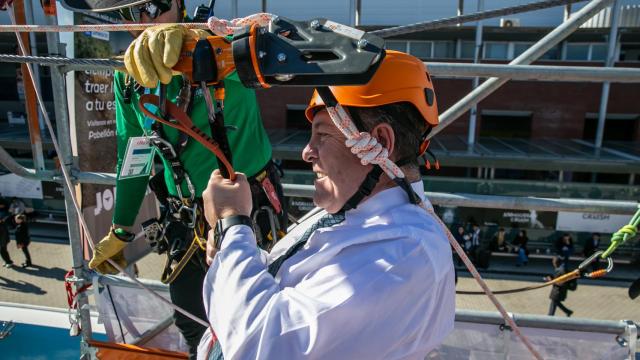 Emiliano García-Page, en una imagen de este miércoles, se prepara para lanzarse por la tirolina de Toroverde en Fitur 2024