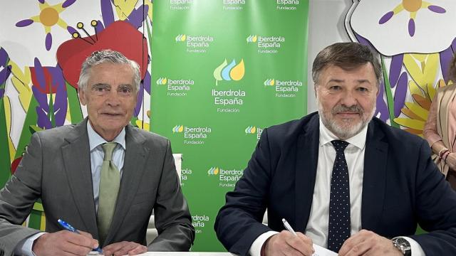 El director de la Fundación Iberdrola España, Ramón Castresana, y el alcalde de Cuenca, Darío Dolz.