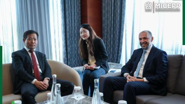 Mohcine Jazouli, ministro delegado del jefe del Gobierno encargado de Inversión, Convergencia y Evaluación de Políticas Públicas y el director general de Aeolon, Hu Wenlong