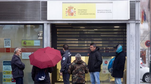 Varias personas esperan para entrar en una oficina del SEPE de Móstoles (Madrid).