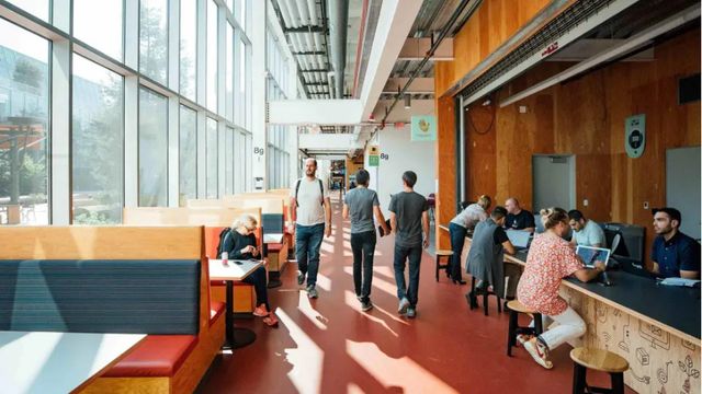 Varias personas tomándose un descanso de su jornada laboral
