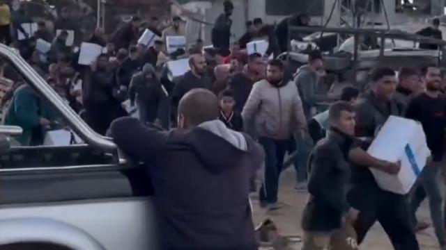 Decenas de personas huyen tras el ataque de Israel en Gaza.