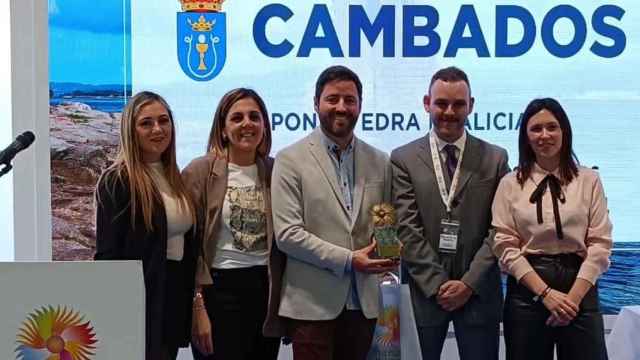 El regidor de Cambados, Samuel Lago, muestra el reconocimiento en Fitur.