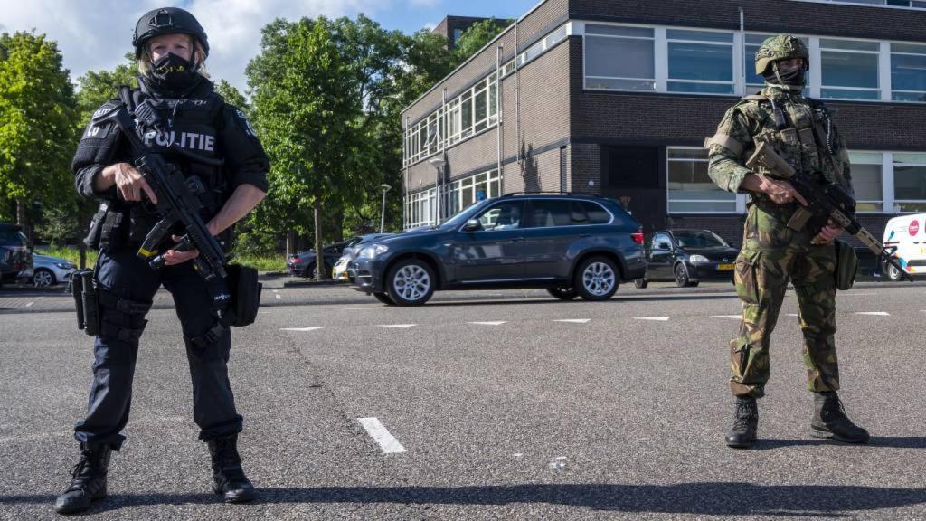 Una agente de policía y un soldado neerlandés resguardando el Tribunal donde se celebró uno de los juicios contra el clan dirigido por Ridouan Taghi.