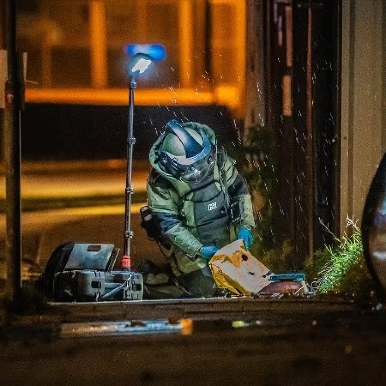 Un Tedax neerlandés examiando un explosivo el pasado octubre en Rotterdam.