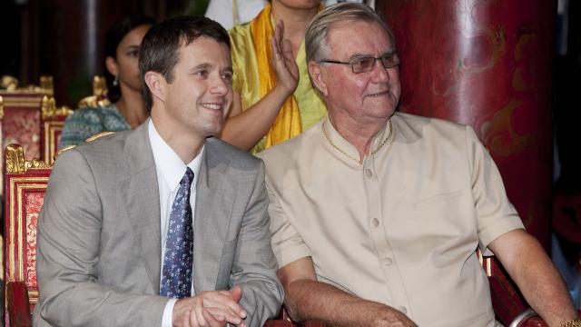 Federico de Dinamarca junto a su padre, Enrique.