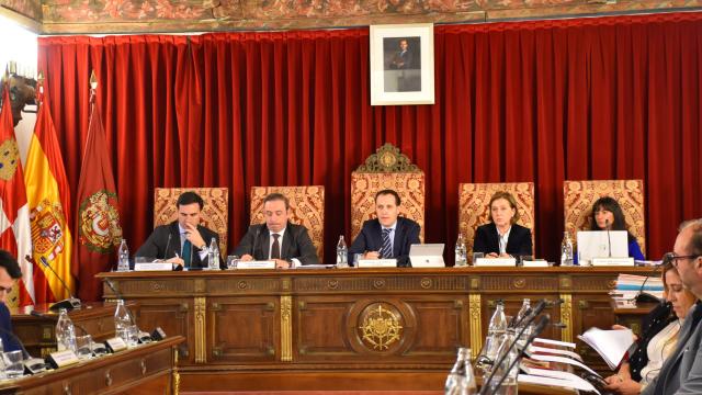 El presidente de la Diputación de Valladolid, Conrado Íscar, presidiendo el pleno del mes de enero