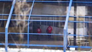 EuropaPress_5697111_personal_cruz_roja_entrando_centro_internamiento_extranjeros_cie_aluche_18