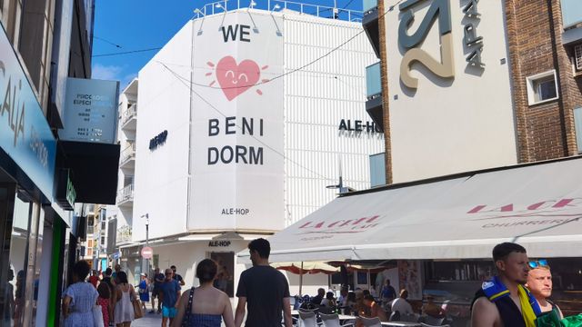 El expresidente de Hosbec valora el planteamiento vertical de Benidorm con sus plantas bajas comerciales.
