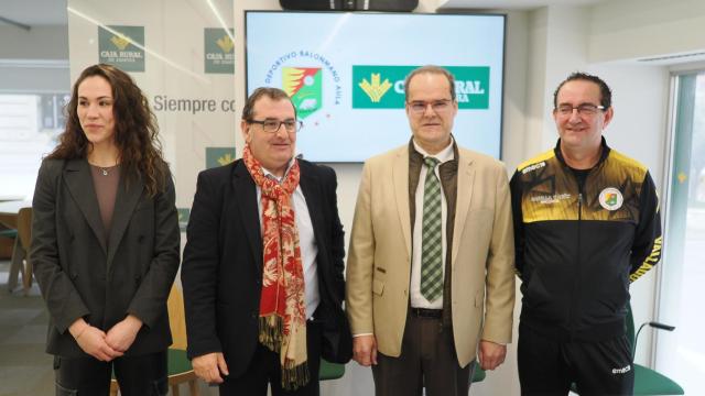 Rueda de prensa sobre la renovación de María O'Mullony con el Aula Cultural, celebrada en la sede de Caja Rural de Zamora en Valladolid