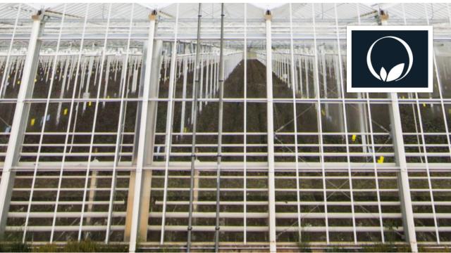 Instalaciones de la empresa junto al logo