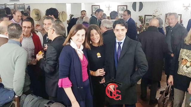 Mario Navas rodeado de sus familiares y amigos arropándolo en la inauguración de la nueva peña que lleva su nombre