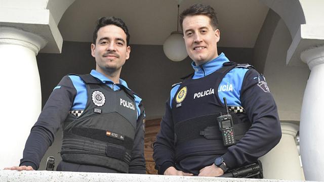 El agente Sacristán a la izquierda y el oficial Barbado a la derecha