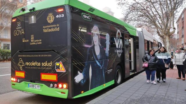 Un autobús de Auvasa con la imagen de Concha Velasco
