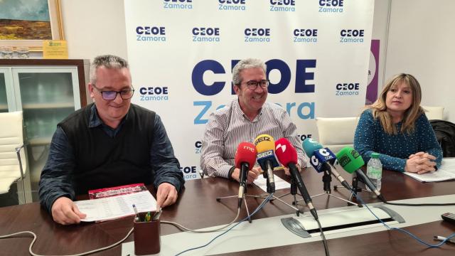 El secretario de CEOE-Cepyme Zamora, Ángel Hernández; el secretario provincial de UGT en Zamora, Juan Escudero; y la secretaria provincial de CCOO Zamora, Trinidad Aceves