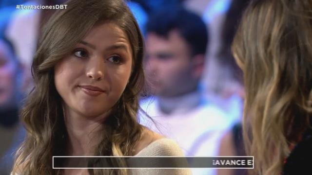 Andrea se sienta en 'El Debate de las Tentaciones'.