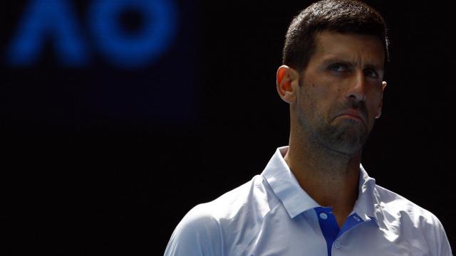 Djokovic, con rostro serio durante las semifinales del Open de Australia.